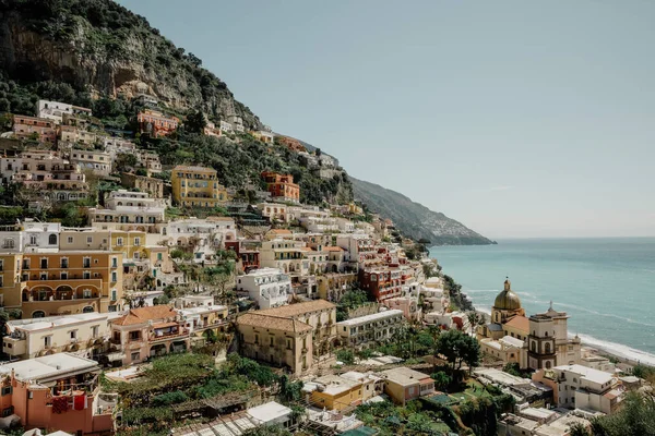 Domy Skale Przy Plaży Positano Wybrzeże Amalfi Włochy — Zdjęcie stockowe