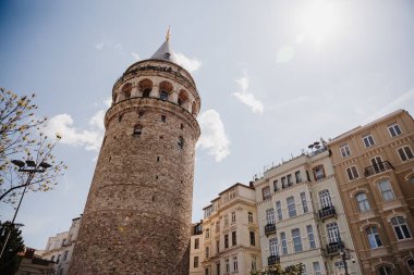 İstanbul, Türkiye 'deki caddeden Galata Kulesi' ne bak
