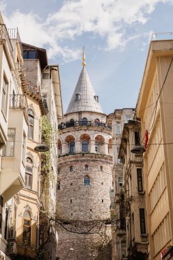 İstanbul, Türkiye 'deki caddeden Galata Kulesi' ne bak