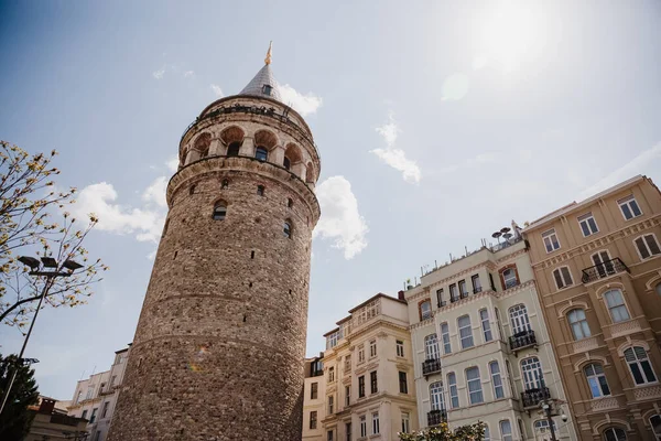 İstanbul, Türkiye 'deki caddeden Galata Kulesi' ne bak