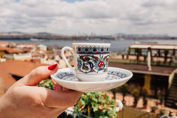 Tradiční Turecký Šálek Čaje Ornamenty Rukou Výhledem Istanbul Pozadí — Stock fotografie