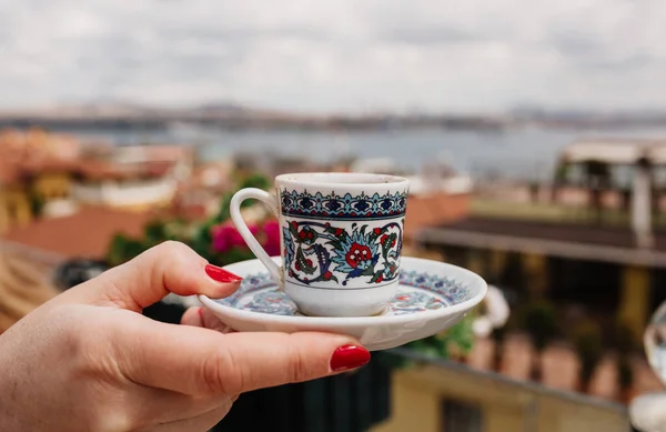 Традиционный Турецкий Чай Кубок Украшениями Руках Видом Стамбул Заднем Плане Лицензионные Стоковые Фото