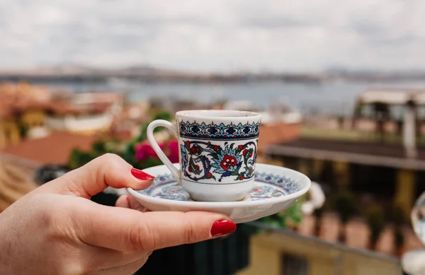 Taza Tradicional Turca Con Adornos Las Manos Con Vista Estambul Fotos de stock libres de derechos