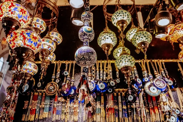 Tienda Con Lámparas Tradicionales Con Adornos Estambul Turquía Fotos de stock libres de derechos