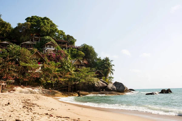 Playa Tropical Tailandia Con Océano Azul Arena Blanca Palmeras Casas — Foto de Stock