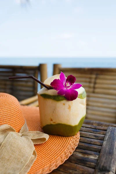 Boisson Jus Coco Avec Une Fleur Chapeau Été Sur Une Images De Stock Libres De Droits