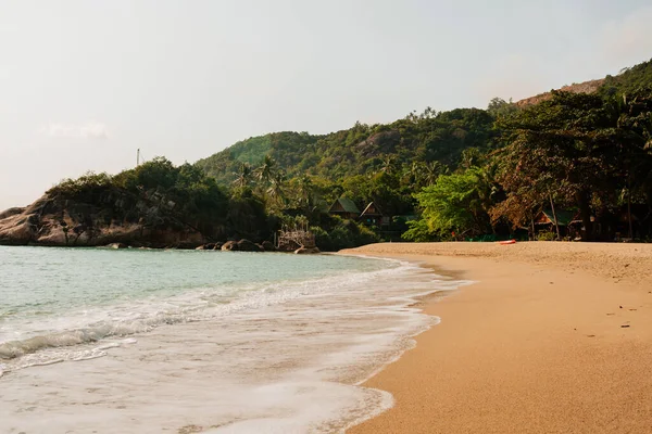 泰国的热带海滩 有蓝色的海洋 白色的沙子和棕榈 免版税图库照片