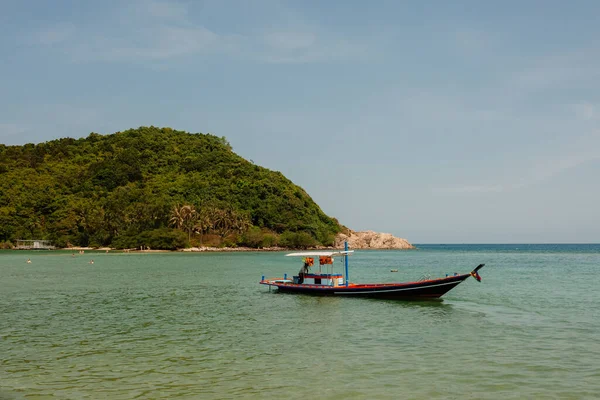 Praia Tropical Tailândia Com Oceano Azul Areia Branca Barco Pescadores Imagem De Stock