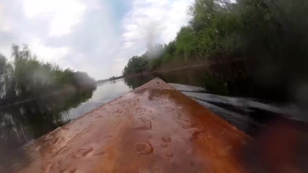 Dnepr Water 観光の支流にカヤックで移動 川の前の嵐の時間 浮体式設備の川に沿って移動 パドルは フレームを入力します 川の春 フレームで船の移動を加速 — ストック動画