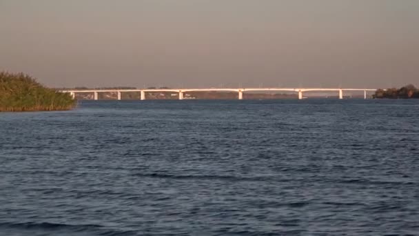수평선에 드니프르 River Bridge의 흐름입니다 카메라의 드니프르 River 파도의 입에서가 — 비디오