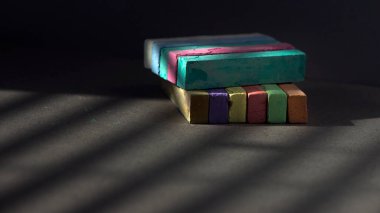 Pastel boya kalemlerine gölgeler çiziyor. Okul, parlak kaynaklar. Anaokulu çocukları için gökkuşağı renkli tebeşirler..