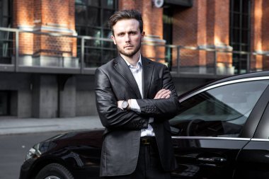 İş takım elbiseli çekici başarılı genç iş adamı