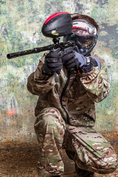 Paintballspieler Schutzuniform Schießt Mit Pistole Auf Zielscheibe — Stockfoto