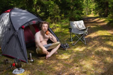 sakallı ve yarı çıplak bir adam onun çadır içme yerba dostum kampa ve having fun