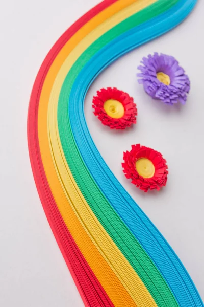 Suministros artesanales - cintas, colores arcoíris de papel, aislados en blanco —  Fotos de Stock