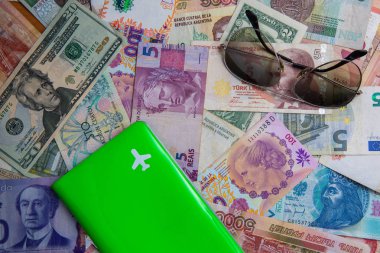 Uçak ve tonları banknotlar üzerinde sembolü ile pasaport kapak