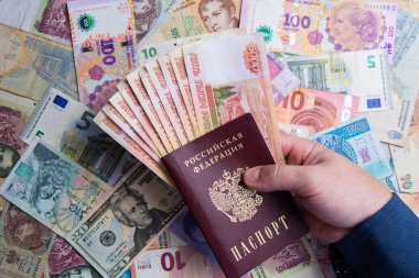 Adam el ve pasaport Rus para nakit arka planda