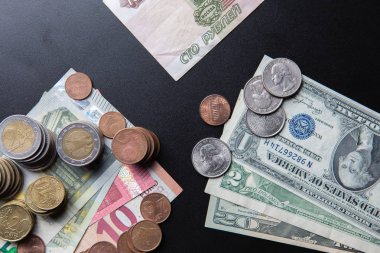 Euro ve ABD Doları banknot ve madeni paralarla Rus yüz ruble banknot