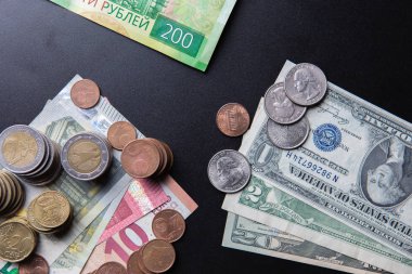 Euro ve ABD Doları banknot ve madeni paralarla Rus iki yüz ruble banknot