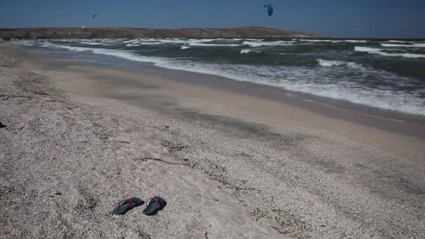 海, 静止的场面。沙子, 蓝天, 海水和波浪 — 图库视频影像