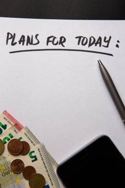 El yazısı metnini ev bütçe bir kağıt yaprağına, Euro ve sikkeler üzerinde