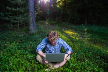 oturan karışık ve sürpriz beyaz sakallı hippi fotoğrafını