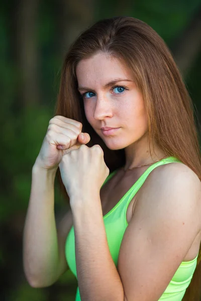 Smiling young woman in fighting stance — Stock Photo, Image