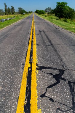 Asfalt yol doku ve kulvar ayrılmış için sarı renk yol işaretleme
