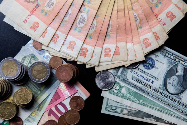 Euro ve ABD Doları banknot ve madeni paralar ile eski Sovyet ruble
