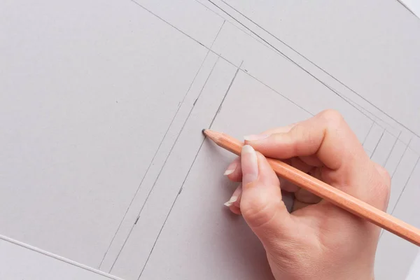 Vrouw handen met lange nagels getekende projecten met potloodzak en meterzak — Stockfoto