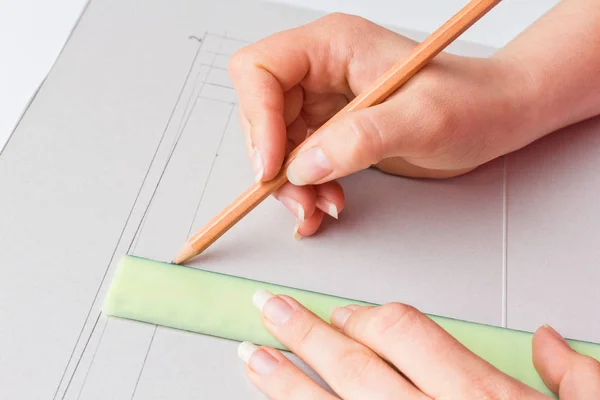 Frauenhände mit langen Nägeln zeichnen Projekte mit Bleistift und Lineal — Stockfoto