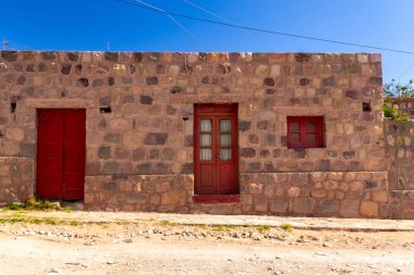 Fotoğraf portre eski bej taş duvar ahşap kapı ve pencere dışında yapılan bina yaşlı