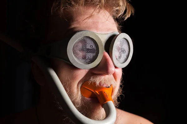 Bärtige Mann Gesicht Porträt Mit Schnorchelausrüstung Blick Die Kamera Isoliert — Stockfoto