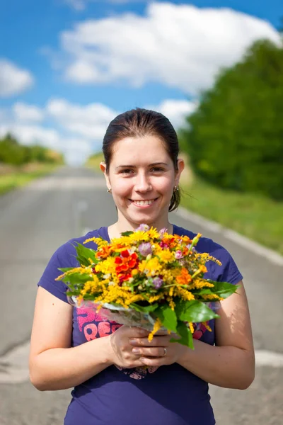 매 도우 꽃 냄새 젊은 귀여운 행복 한 여자 — 스톡 사진