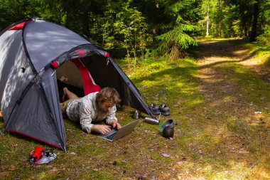 kamp çadırı defter üzerinde çalışma yalan sakallı adam