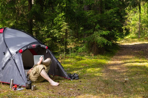 ormanda, bacaklar çadırdan görünür kamp yeri