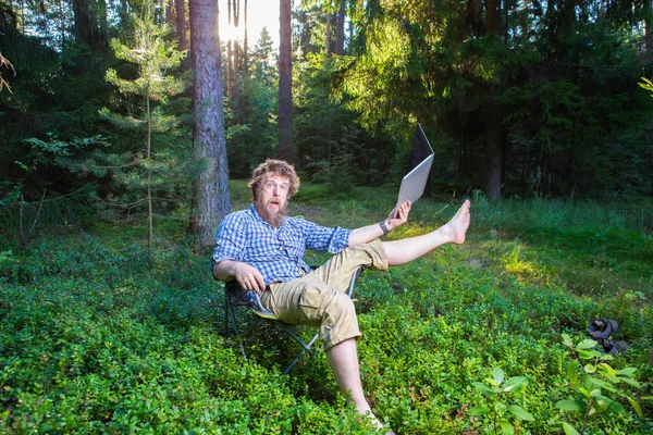 orman içinde defter ile karışık ve sürpriz sakallı hippi