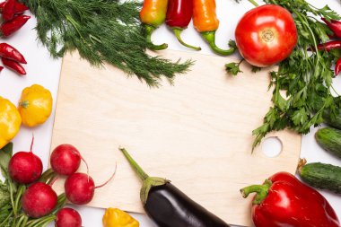 Hafif ahşap arka plan üzerinde renkli organik sebze çerçeve.