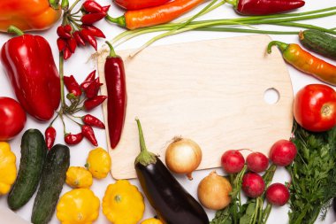 Hafif ahşap arka plan üzerinde renkli organik sebze çerçeve.