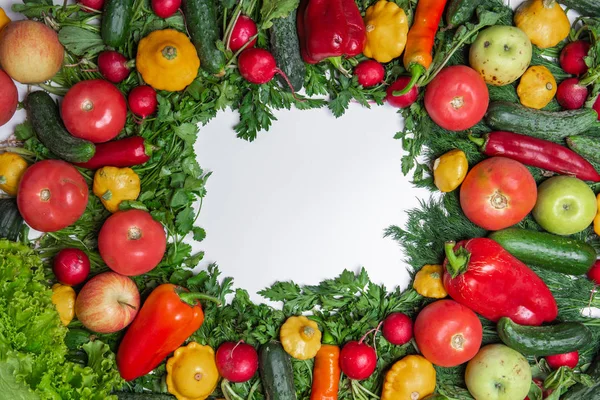 Barevný rám ze zeleniny a bylin na bílém pozadí — Stock fotografie