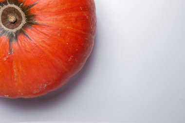 Beyaz arka plan üzerinde büyük portakal yarım kabak