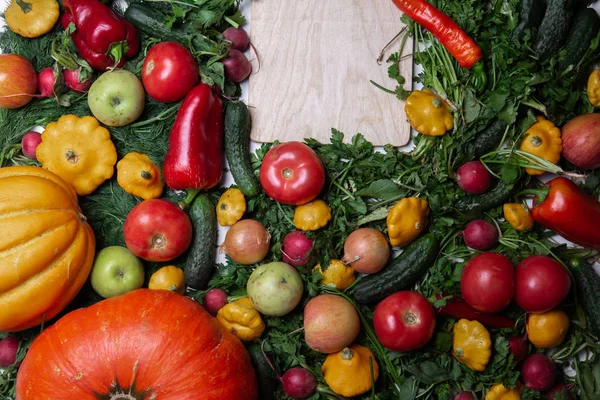 Вид сверху на свежие овощи, фрукты, зелень. copyspace — стоковое фото