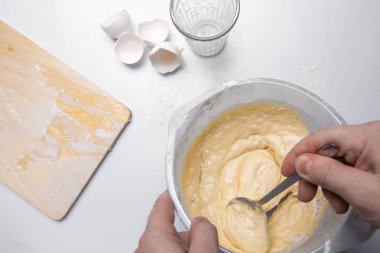 Pişirme için buns, tereyağı, yumurta pişirme ekipmanları, ahşap bir masa üzerine un, Hamur Mayaları. Üstten görünüm kopya alanı, mockup menü, tarifi veya mutfak sınıflar için ile. Fırın arka plan.