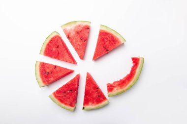 Daire şekli tek parça beyaz zemin üzerine yenir ile oluşturan karpuz dilimli