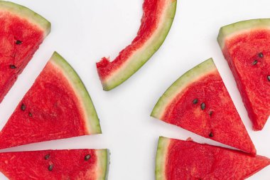 Beyaz arka plan üzerinde yemiş biriyle karpuz adet dilimlenmiş