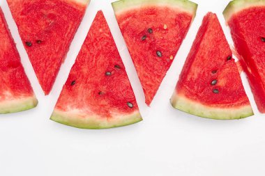 Karpuz adet bulmaca gibi beyaz zemin üzerine dilimlenmiş