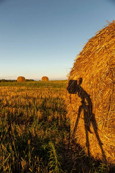 Palheiro no campo ao pôr-do-sol — Fotografia de Stock