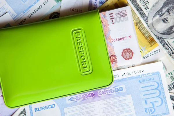 Dolara w pokrywie zielony paszport, zbliżenie — Zdjęcie stockowe