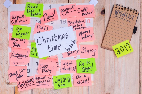 Boże Narodzenie czas przypomnienia na notatki papieru na ścianie kalendarz, lista życzeń — Zdjęcie stockowe