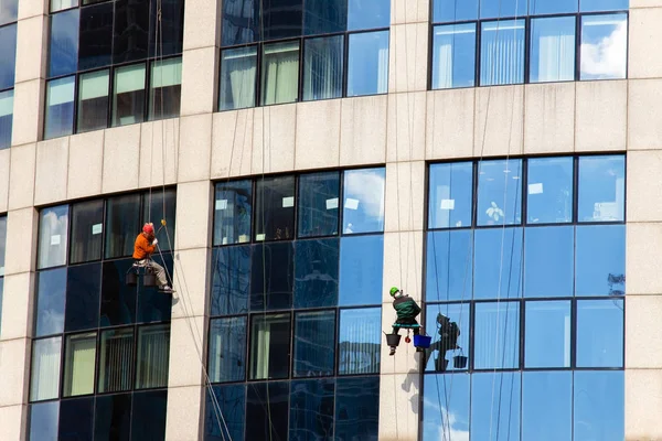 modern skyscrape görünümü, windows temizlik ipleri işçilerin